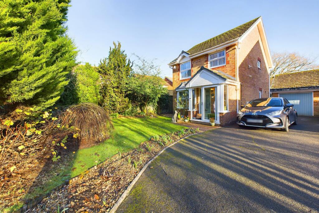 Twin Oaks Close, Broadstone, Dorset, BH18