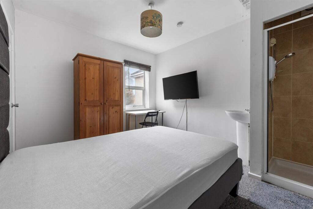 Additional image 9 of 6 bedroom House in Winton