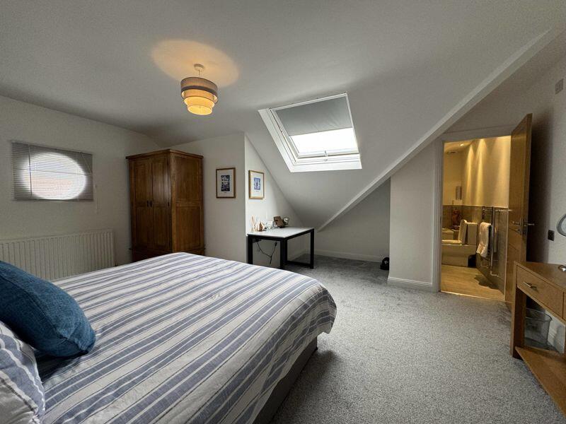 Additional image 19 of PRIME PENTHOUSE APARTMENT 5 MINS TO BEACH & TOWN WITH PARKING