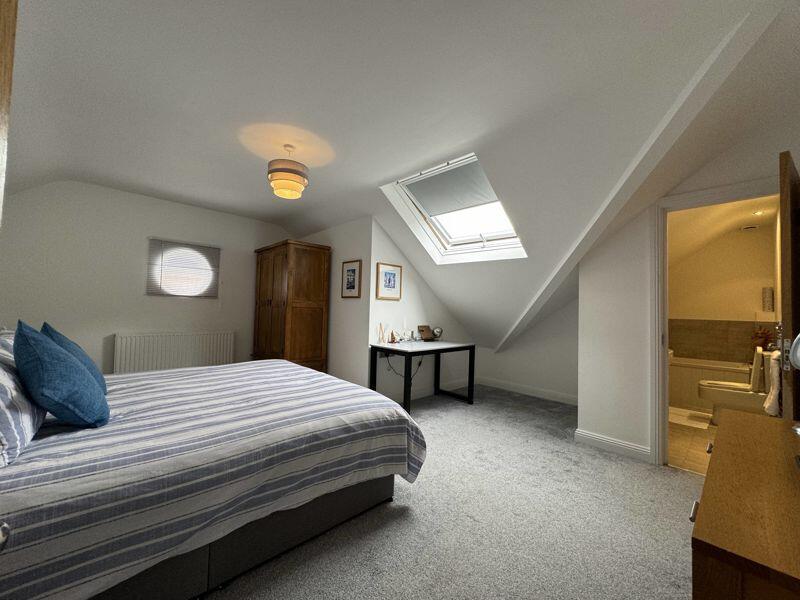 Additional image 17 of PRIME PENTHOUSE APARTMENT 5 MINS TO BEACH & TOWN WITH PARKING