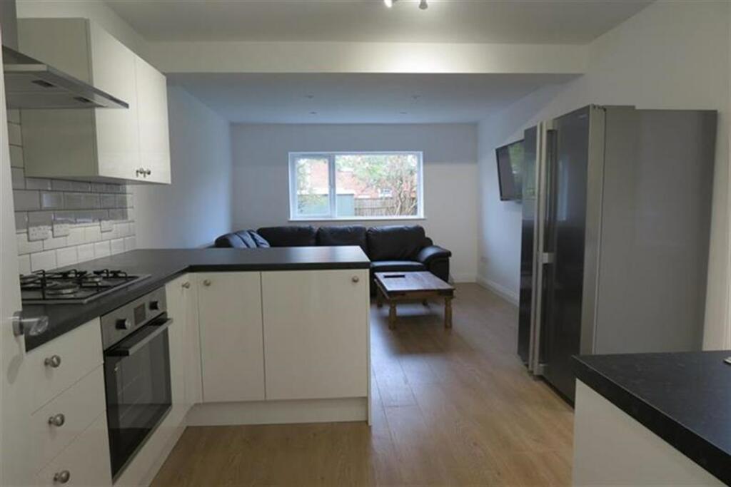 6 bedroom Detached House in Charminster