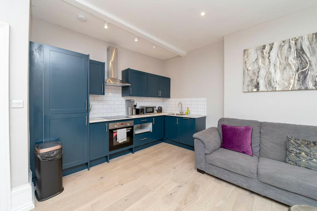 Additional image 2 of London road