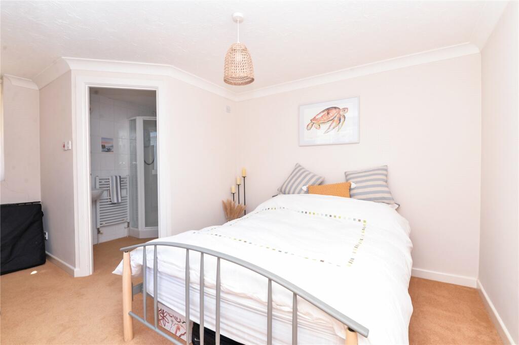 Additional image 10 of Chestnut Avenue, Barton on Sea, New Milton, Hampshire, BH25