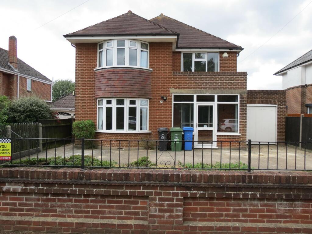 6 bedroom Detached House in Wallisdown