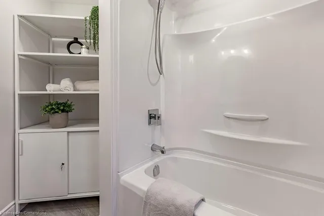 Additional image 27 of 2 Bond St