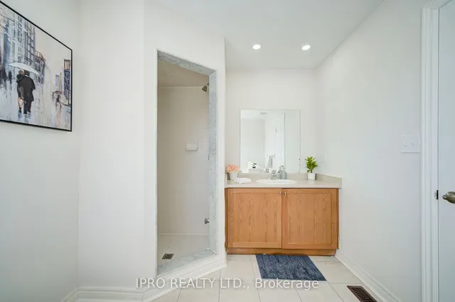 Additional image 28 of 566 Bessborough Dr