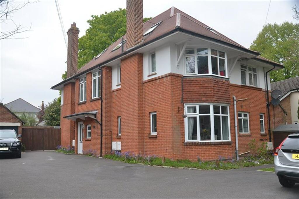 2 bedroom First Floor Flat in Talbot Woods