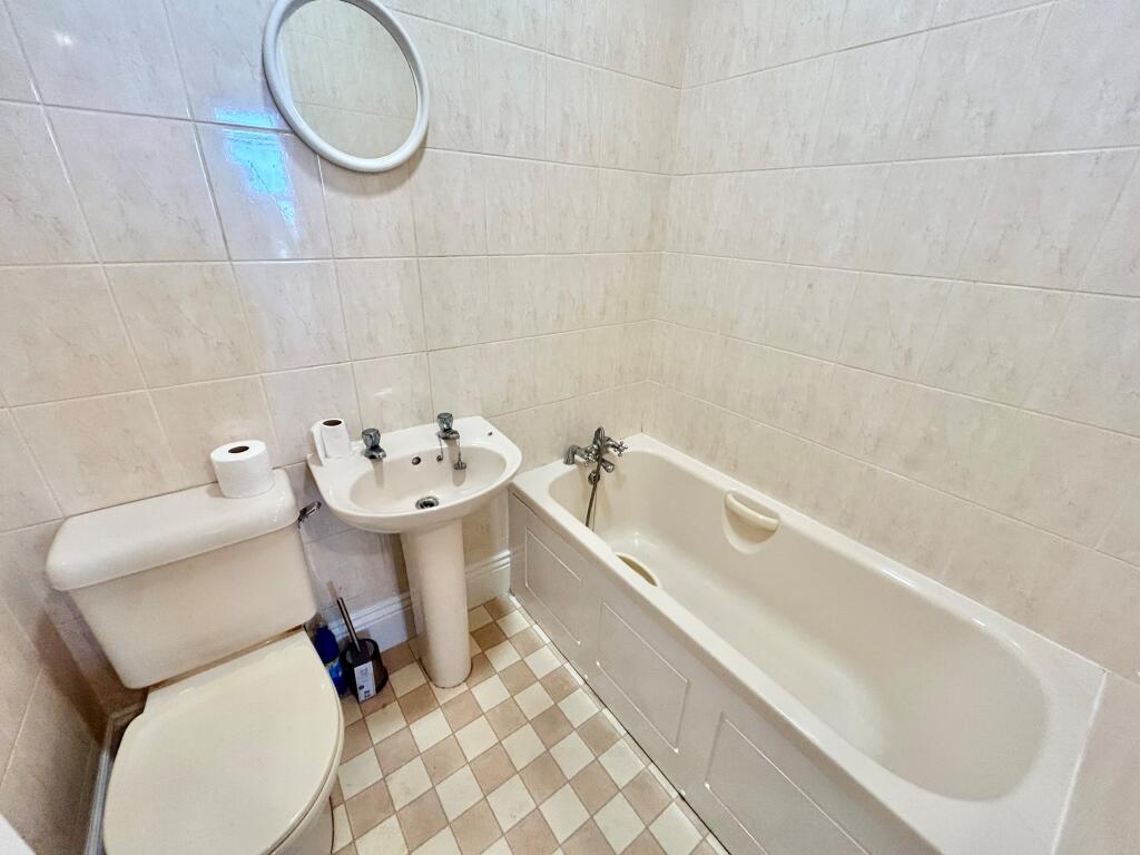 Additional image 6 of New Parade East beach, Bills included