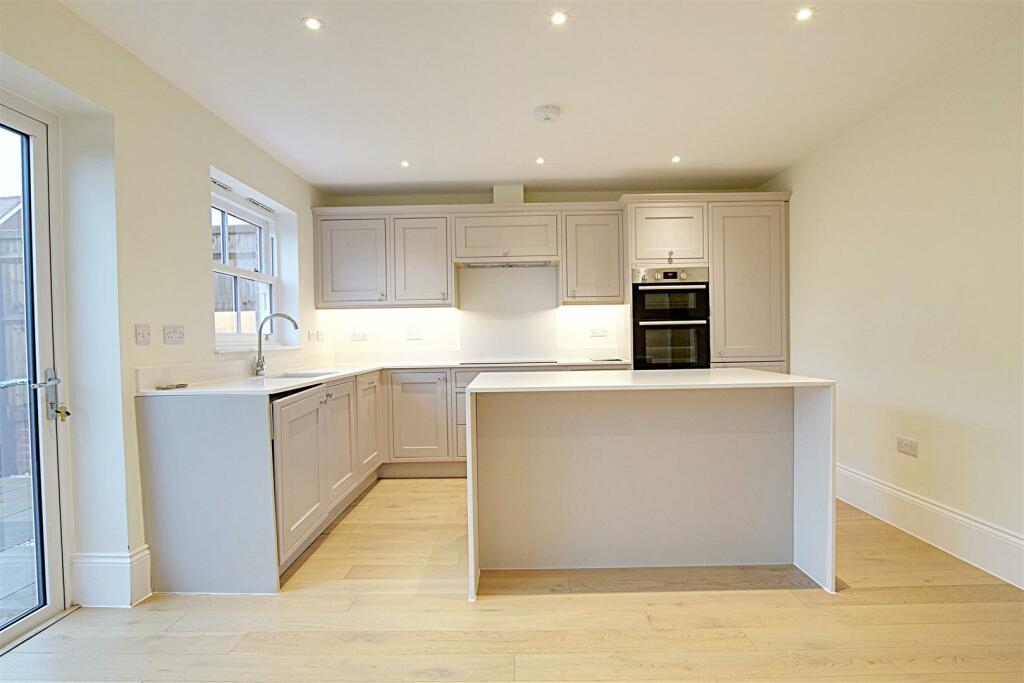 Additional image 4 of Horseshoe Place, Windmill Hill