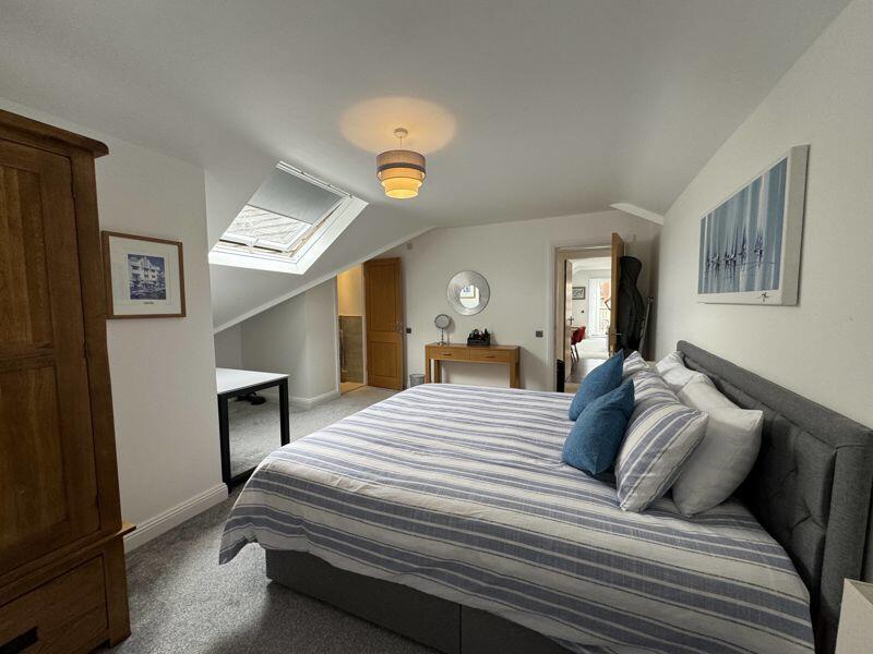 Additional image 18 of PRIME PENTHOUSE APARTMENT 5 MINS TO BEACH & TOWN WITH PARKING