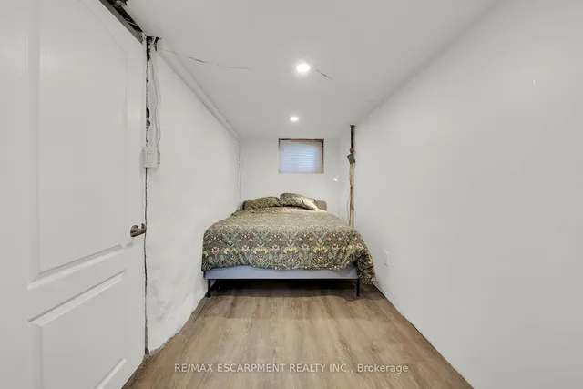 Additional image 37 of 33 Mayflower Ave