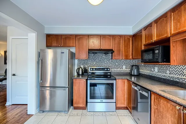 Additional image 18 of 733 Edwards Ave