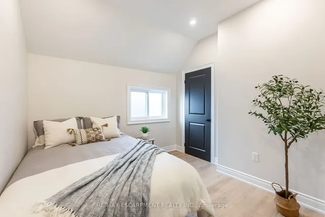 Additional image 16 of 71 Roxborough Ave