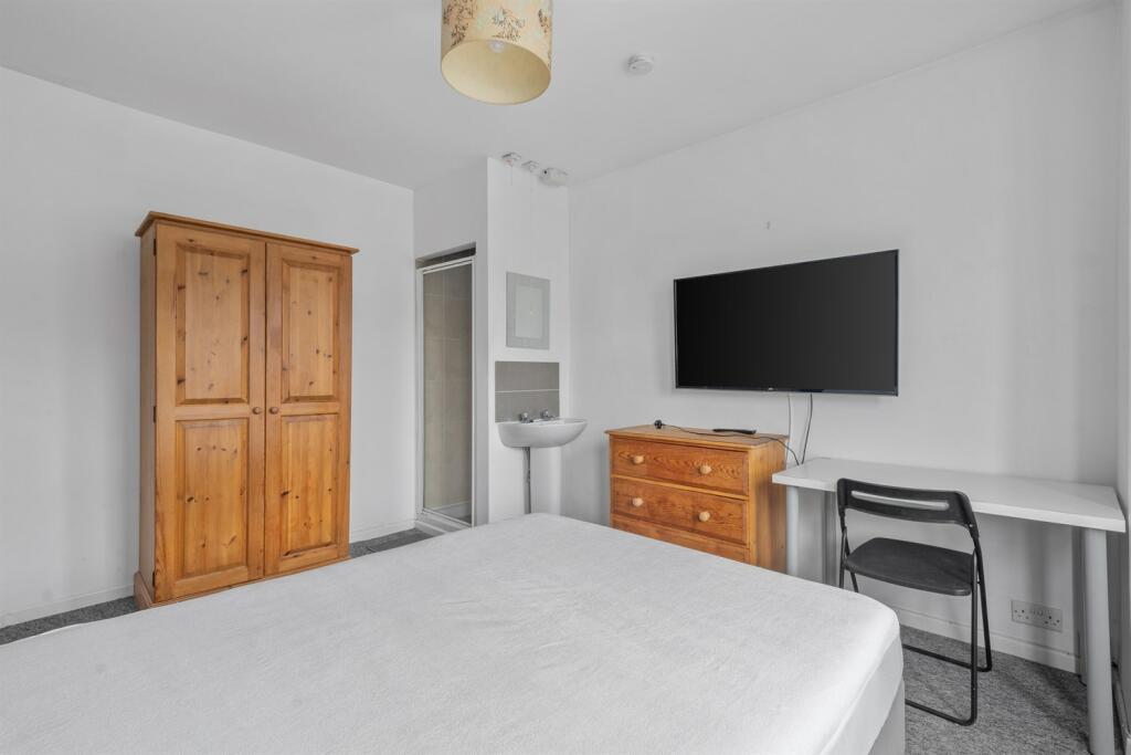 Additional image 10 of 6 bedroom House in Winton