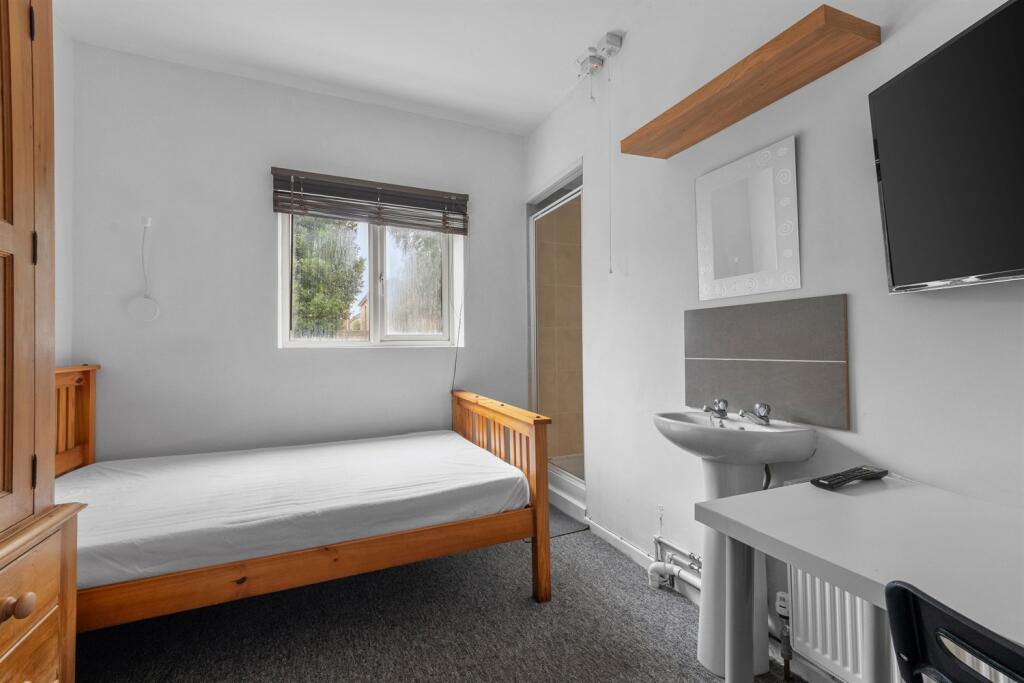 Additional image 5 of 6 bedroom House in Winton