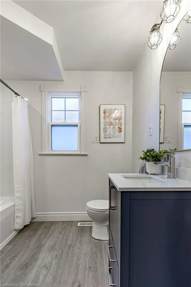 Additional image 25 of 2 Bond St