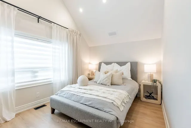 Additional image 14 of 71 Roxborough Ave