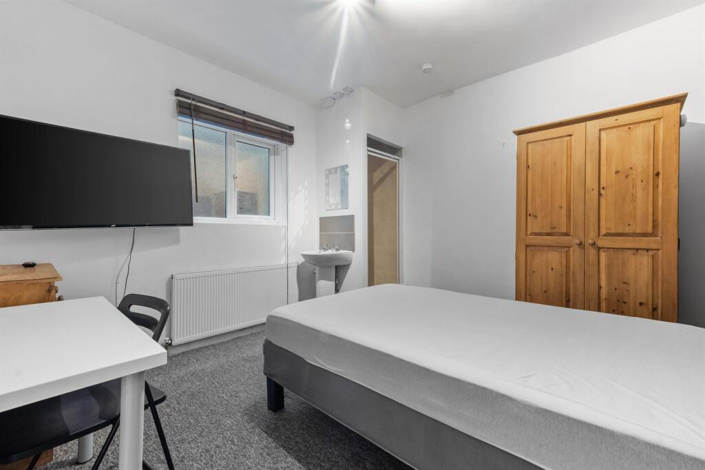 Additional image 7 of 6 bedroom House in Winton