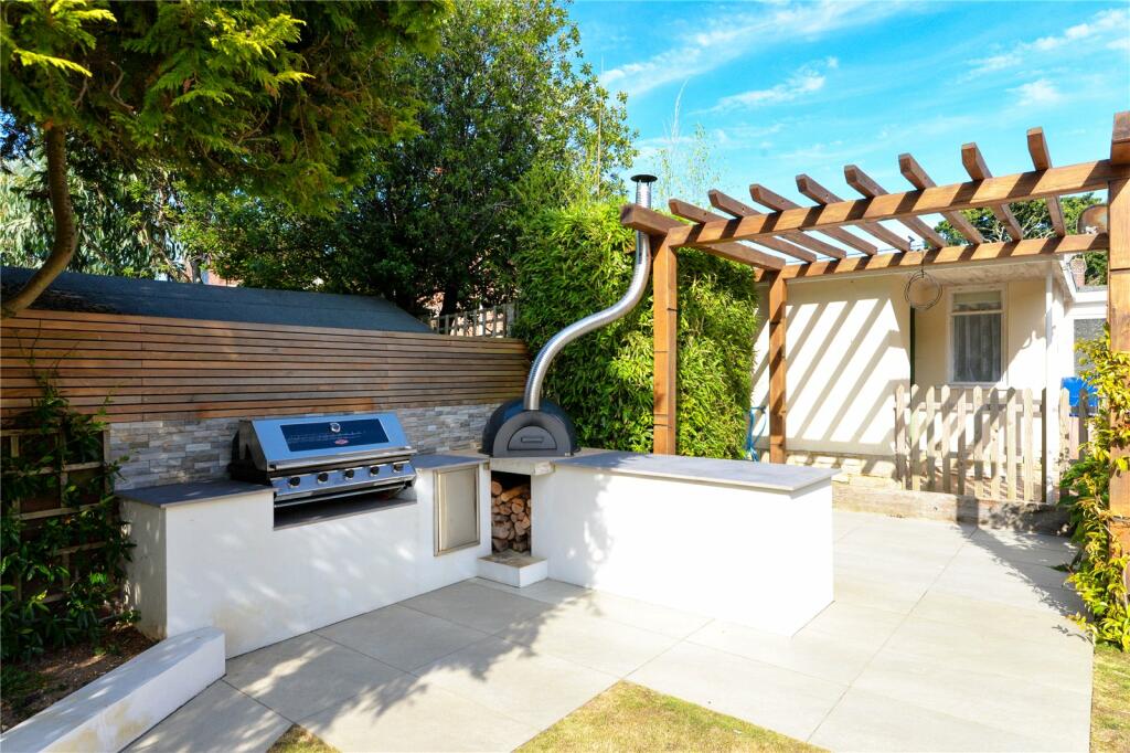 Additional image 8 of Chestnut Avenue, Barton on Sea, New Milton, Hampshire, BH25