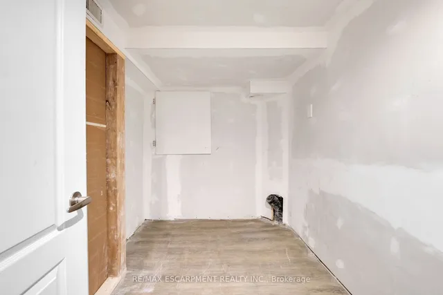 Additional image 39 of 33 Mayflower Ave