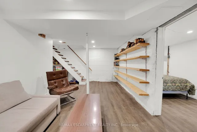 Additional image 36 of 33 Mayflower Ave