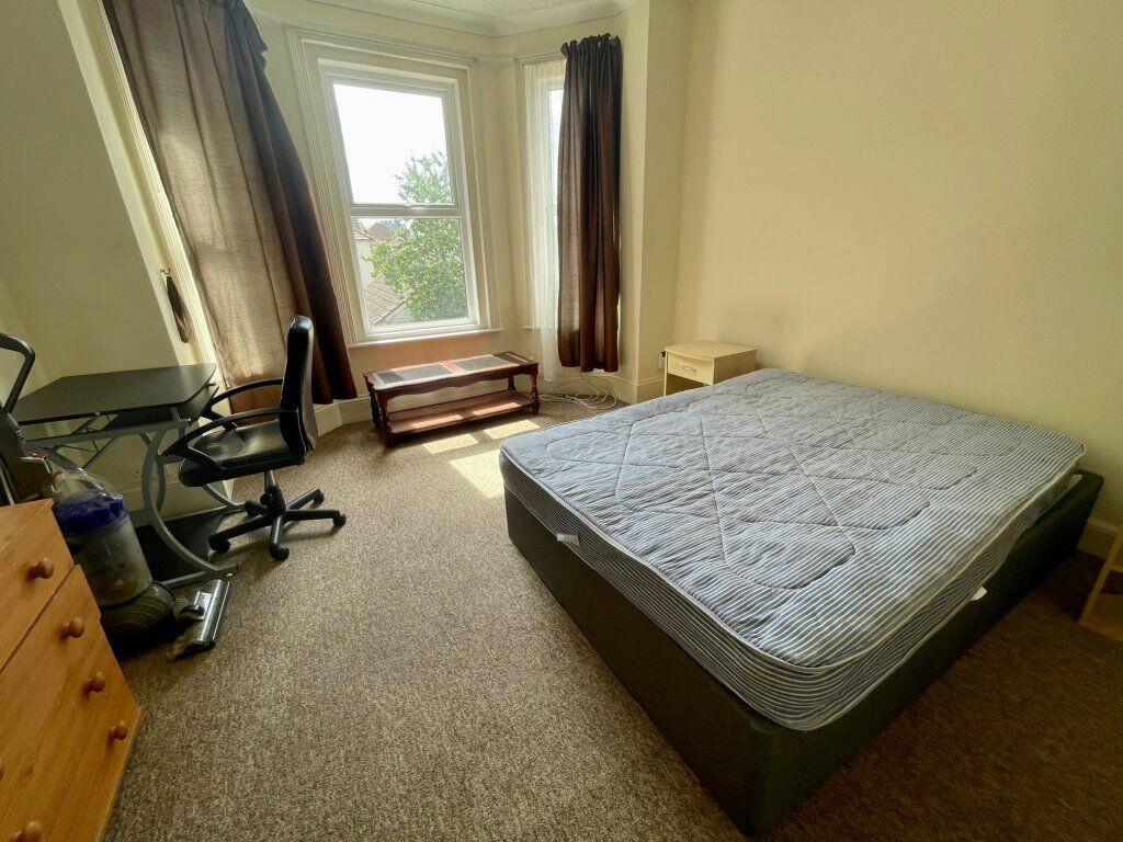 Additional image 4 of STUDENT THREE BEDROOM, CHARMINSTER (P01409)