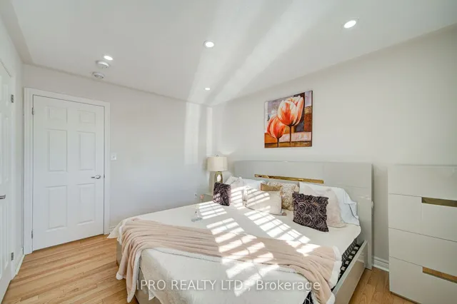 Additional image 30 of 566 Bessborough Dr