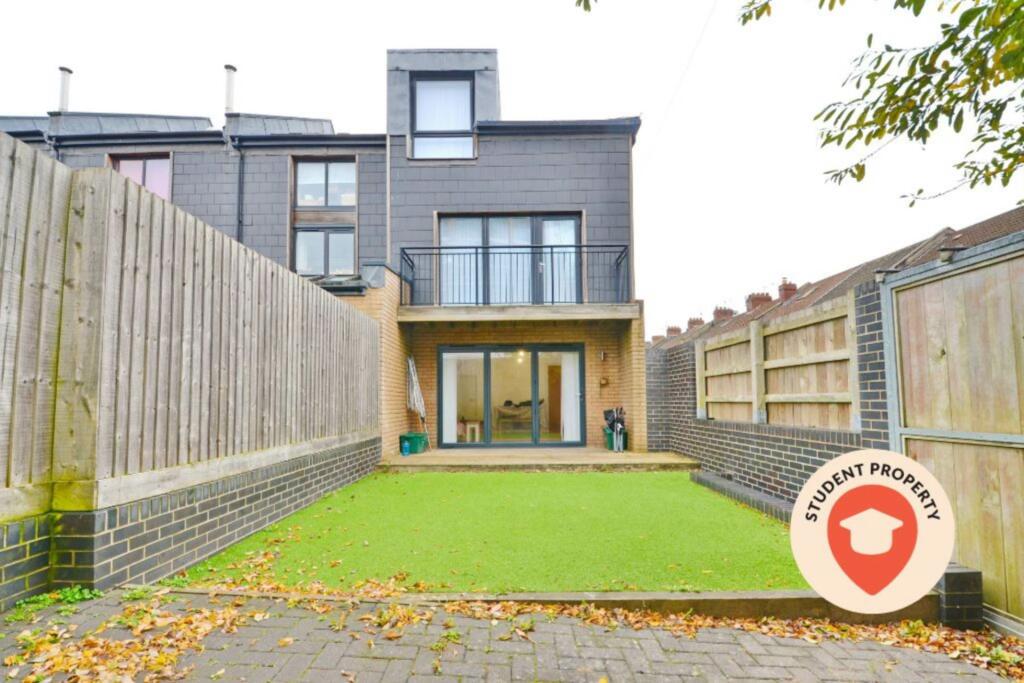 Durnford Avenue, Southville