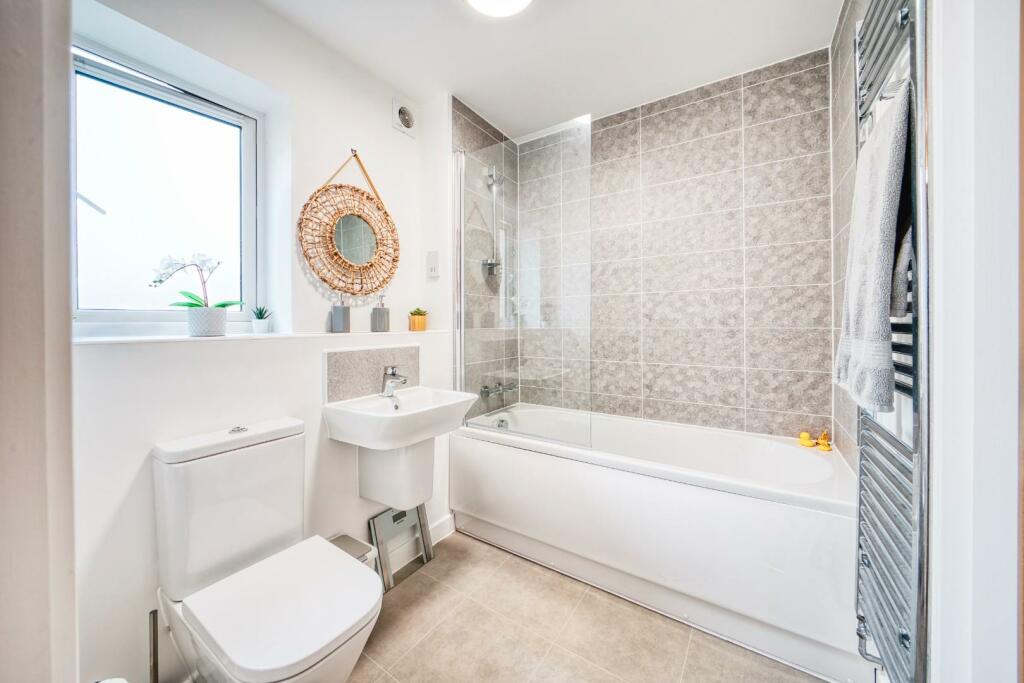 Additional image 12 of Modern first floor apartment in central Yatton