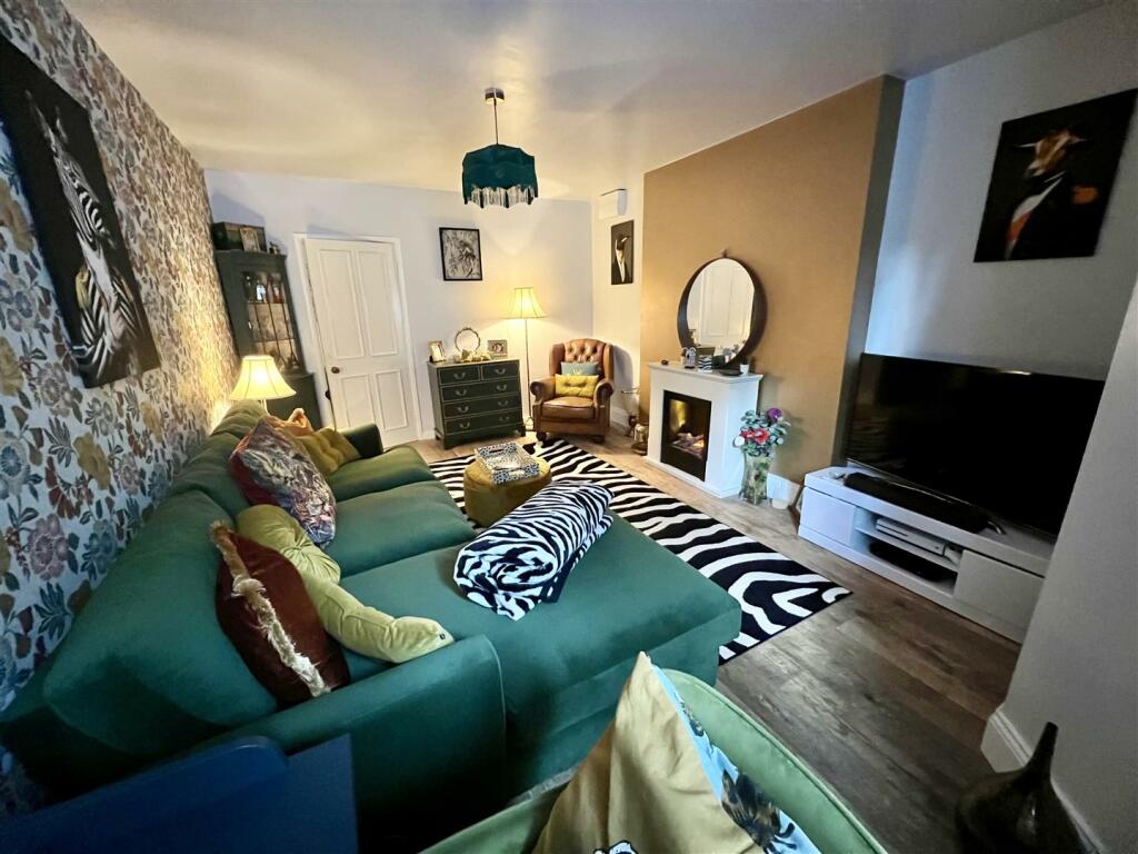 Additional image 3 of Charming self contained lower ground floor apartment