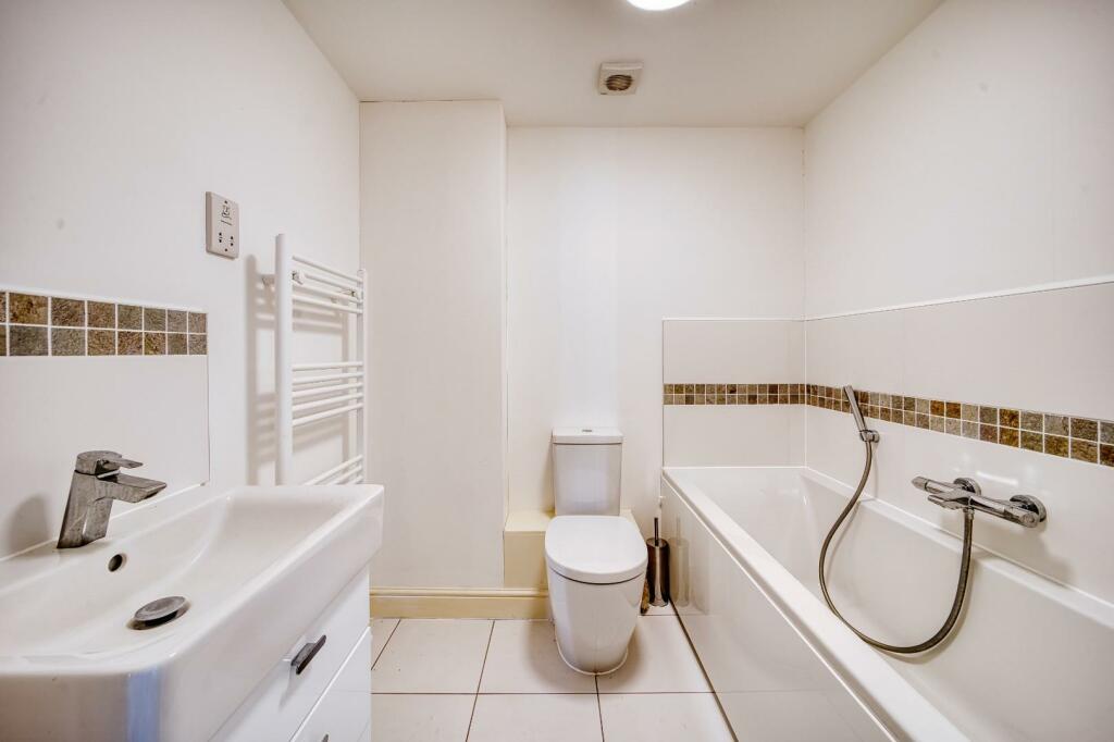 Additional image 8 of Retirement apartment just a stone's throw from the shops in Yatton