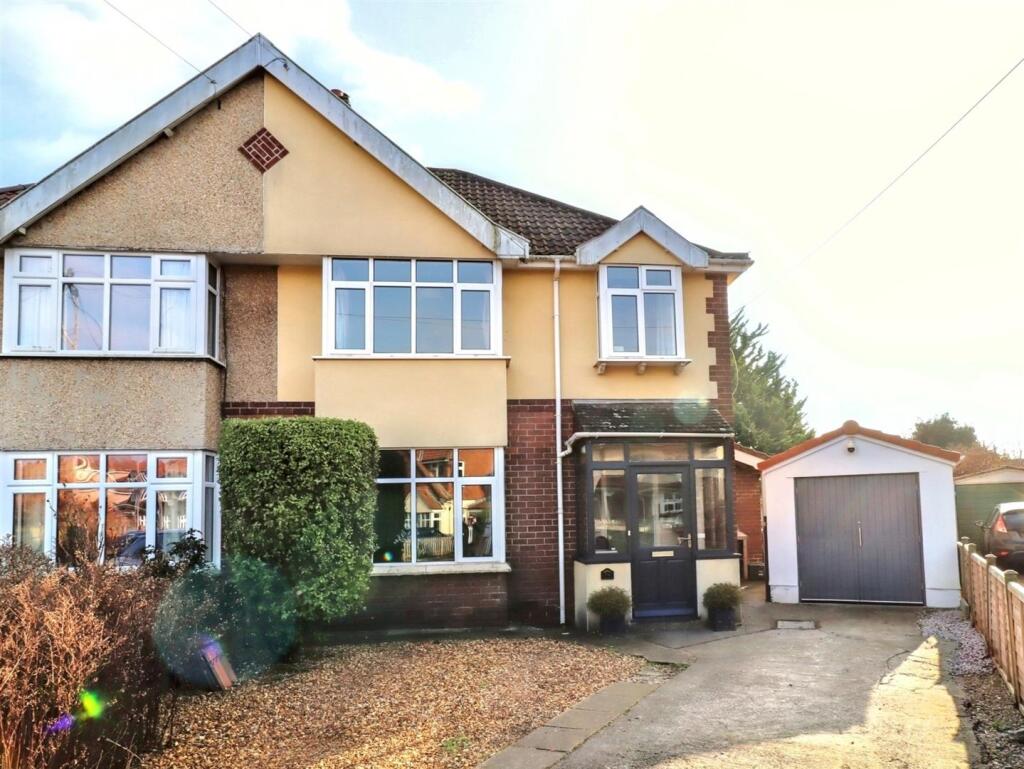 Perfectly placed between Clevedon Town Centre and Seafront