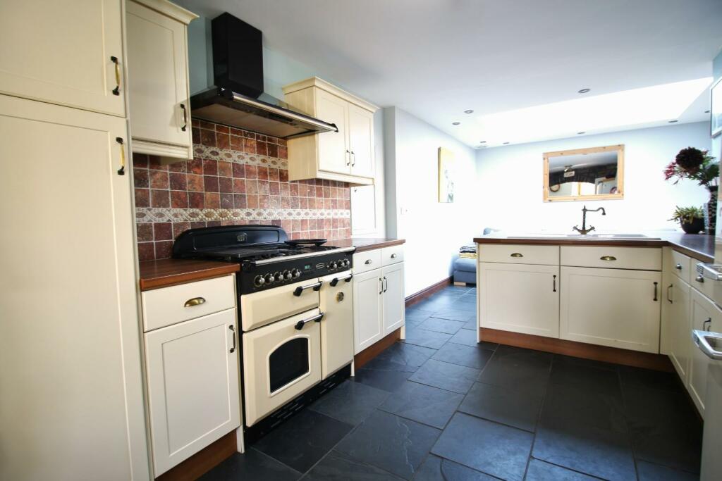 Additional image 3 of Character property in the village of Claverham