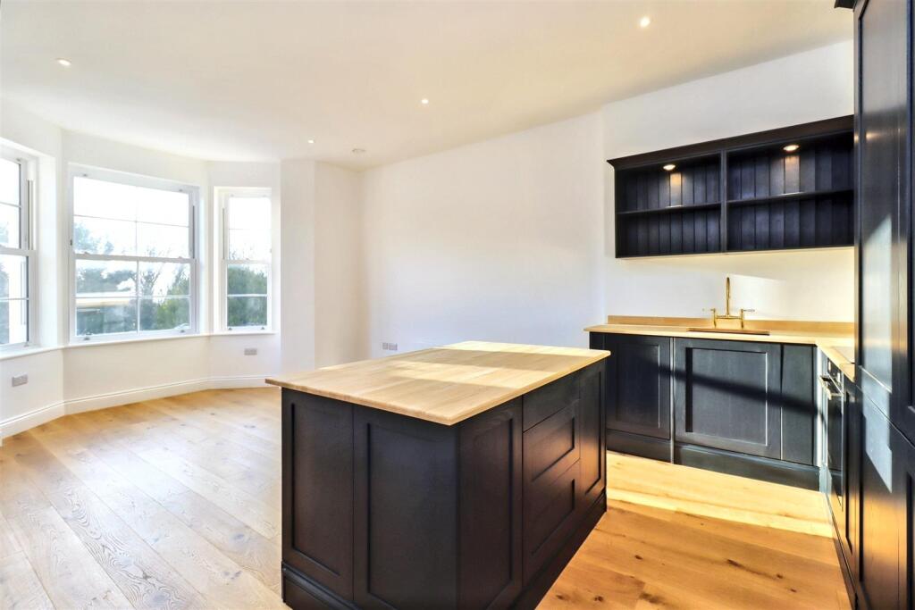 Modern luxury in a prestigious coastal location