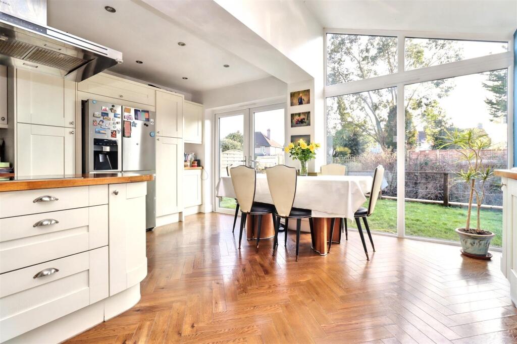 Additional image 5 of Perfectly placed between Clevedon Town Centre and Seafront