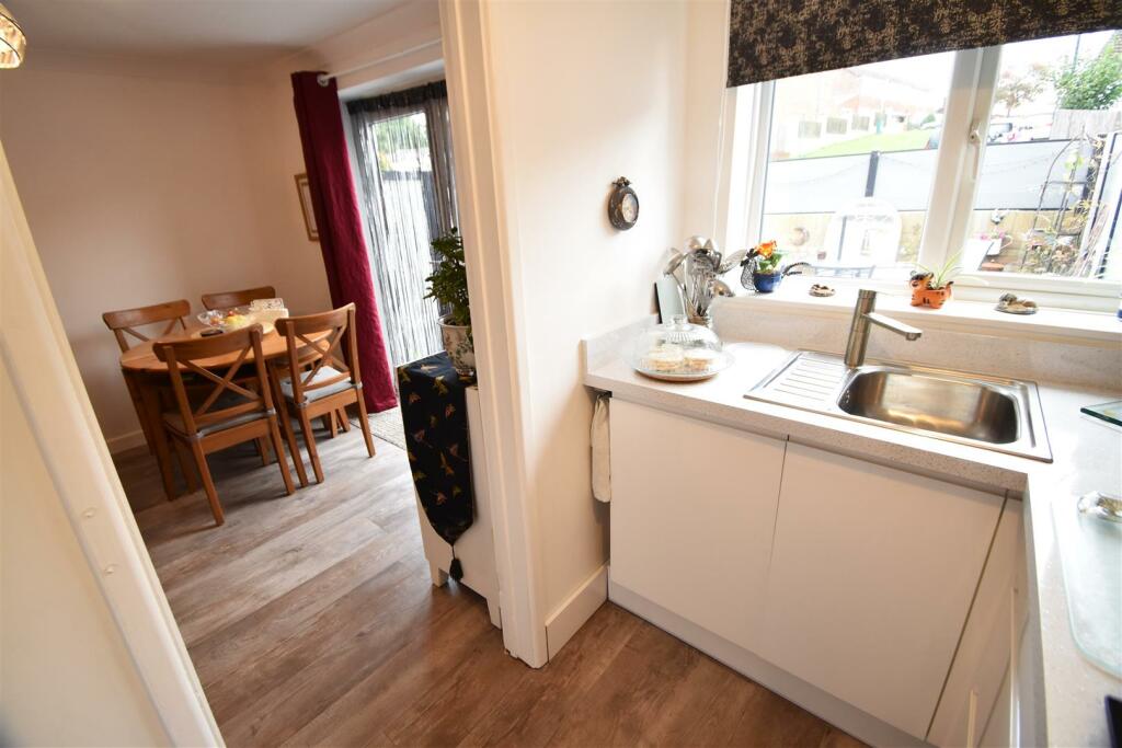 Additional image 5 of Pondhead, Pill