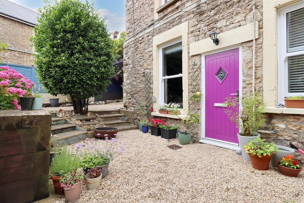 A beautiful Victorian apartment minutes from the seafront