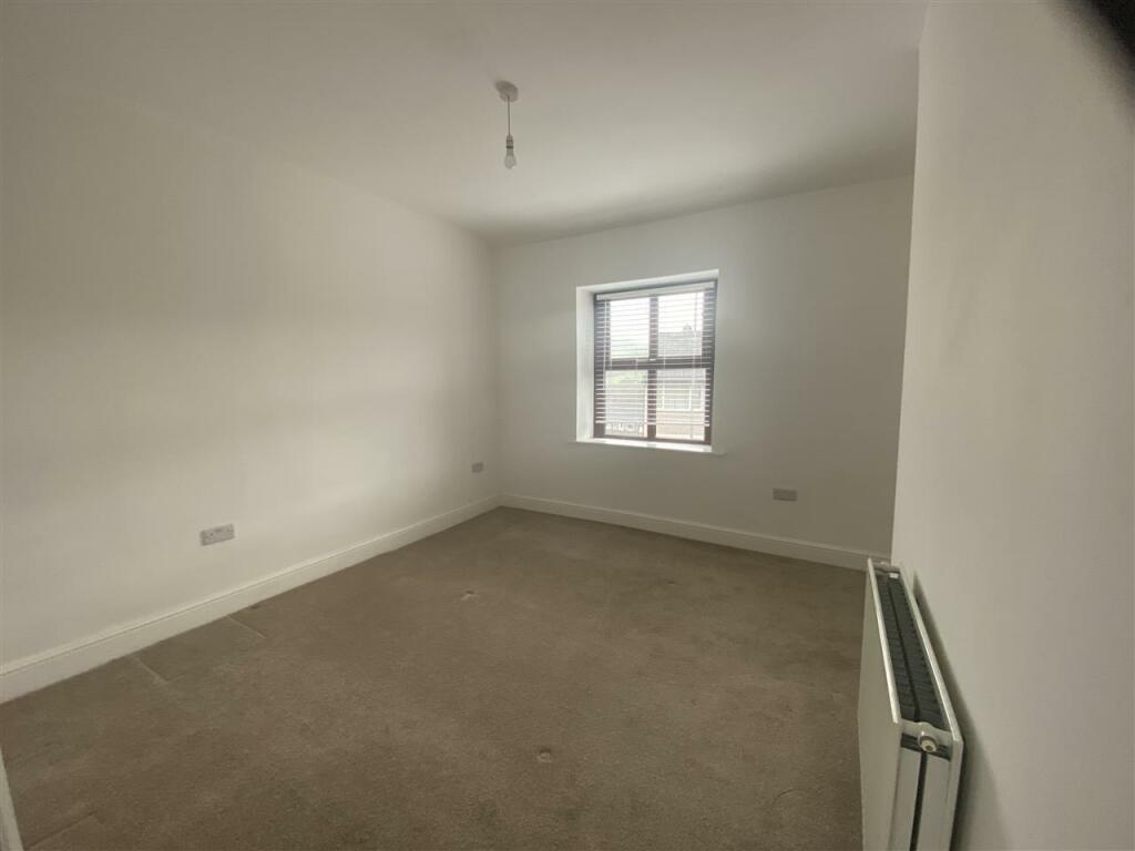 Additional image 4 of Ingrow Lane