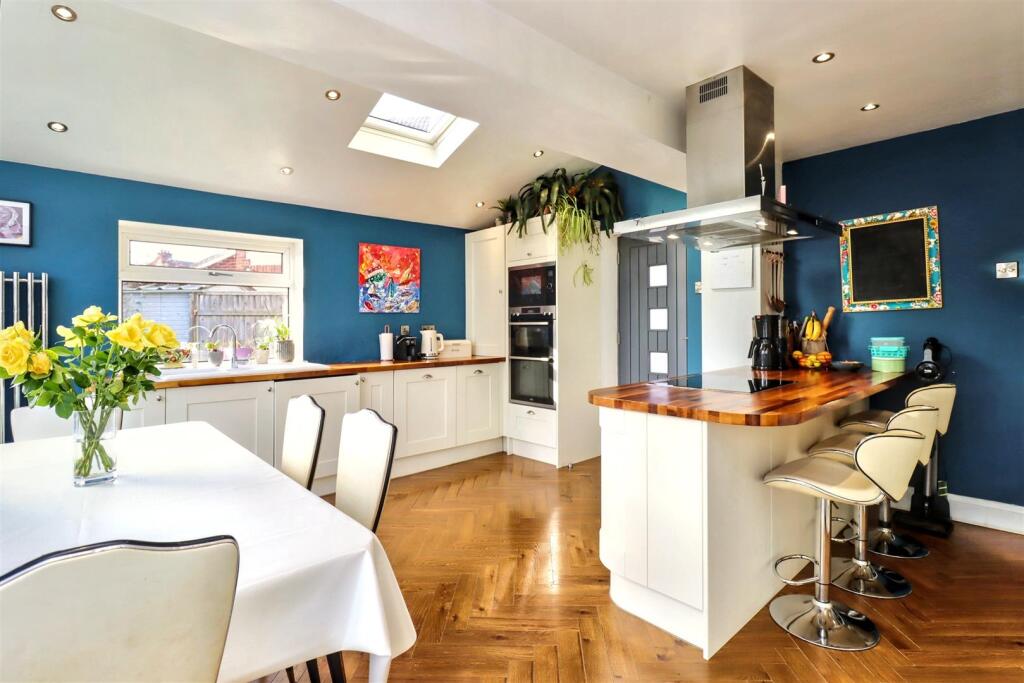 Additional image 8 of Perfectly placed between Clevedon Town Centre and Seafront