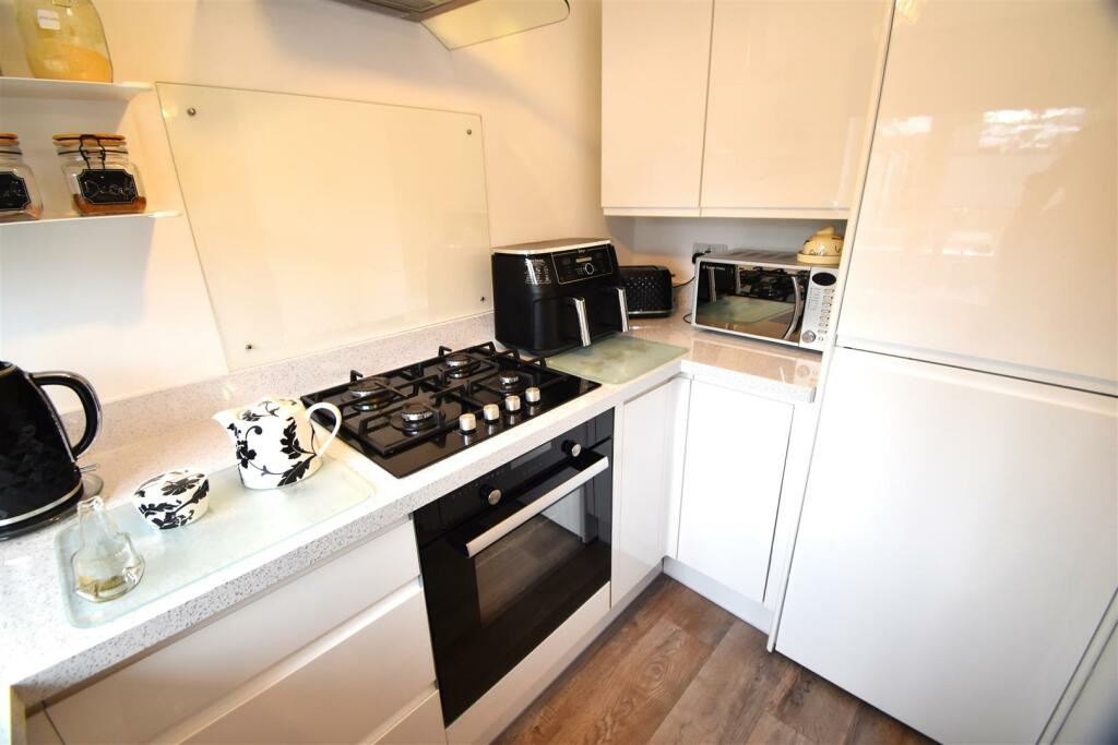 Additional image 4 of Pondhead, Pill