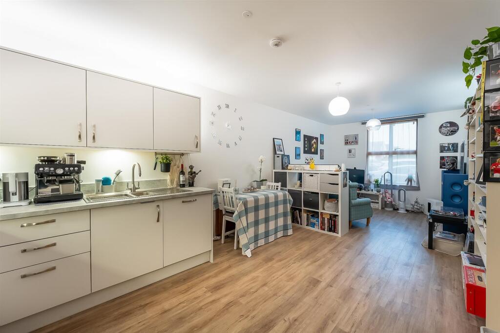 Additional image 3 of Promenade House, Beach Road - SEAFRONT LOCATION