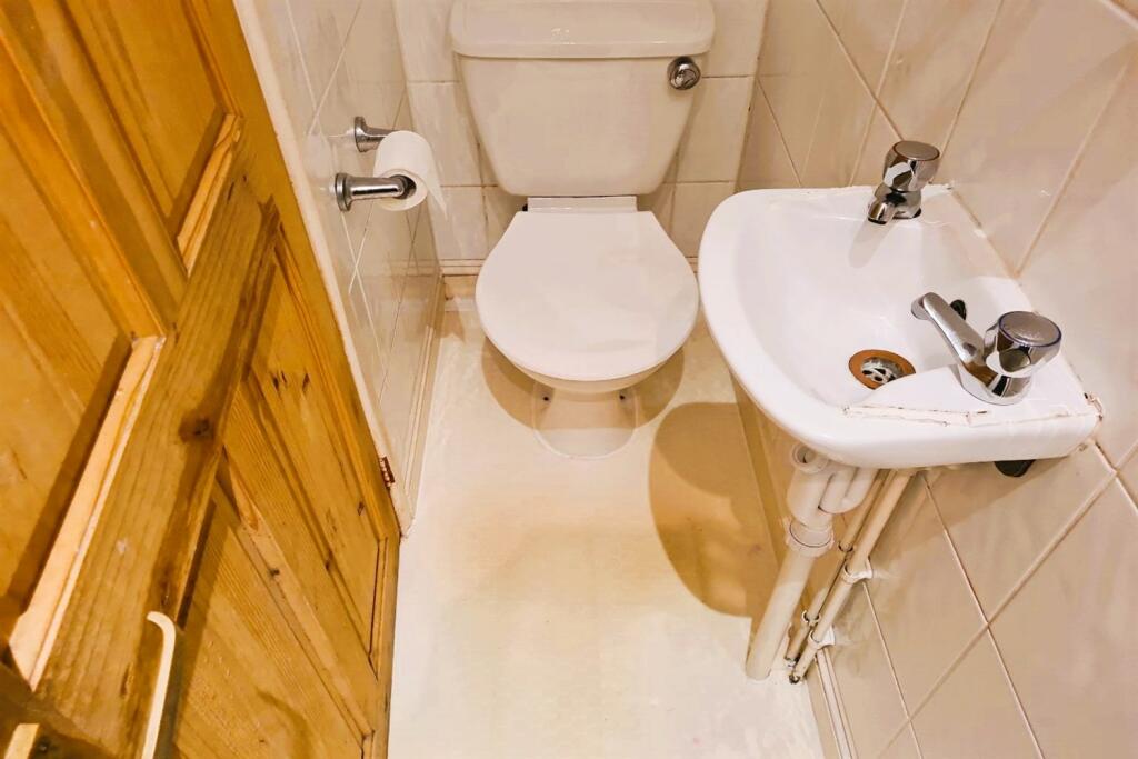 Additional image 8 of 6 bedroom House in Winton