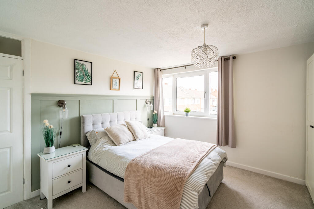 Additional image 9 of Overhill, Pill