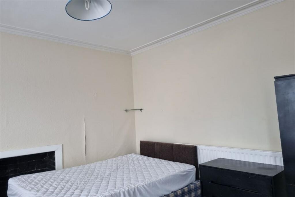 Additional image 6 of 6 bedroom Detached House in Winton