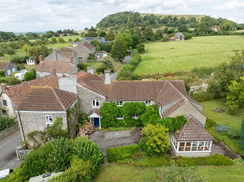 Wonderful period house set in approx 3.50 acres in Sutton Montis