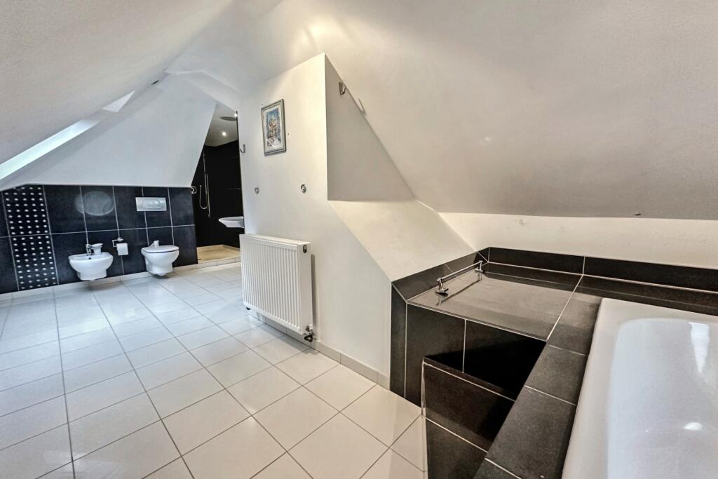 Additional image 11 of Kinson