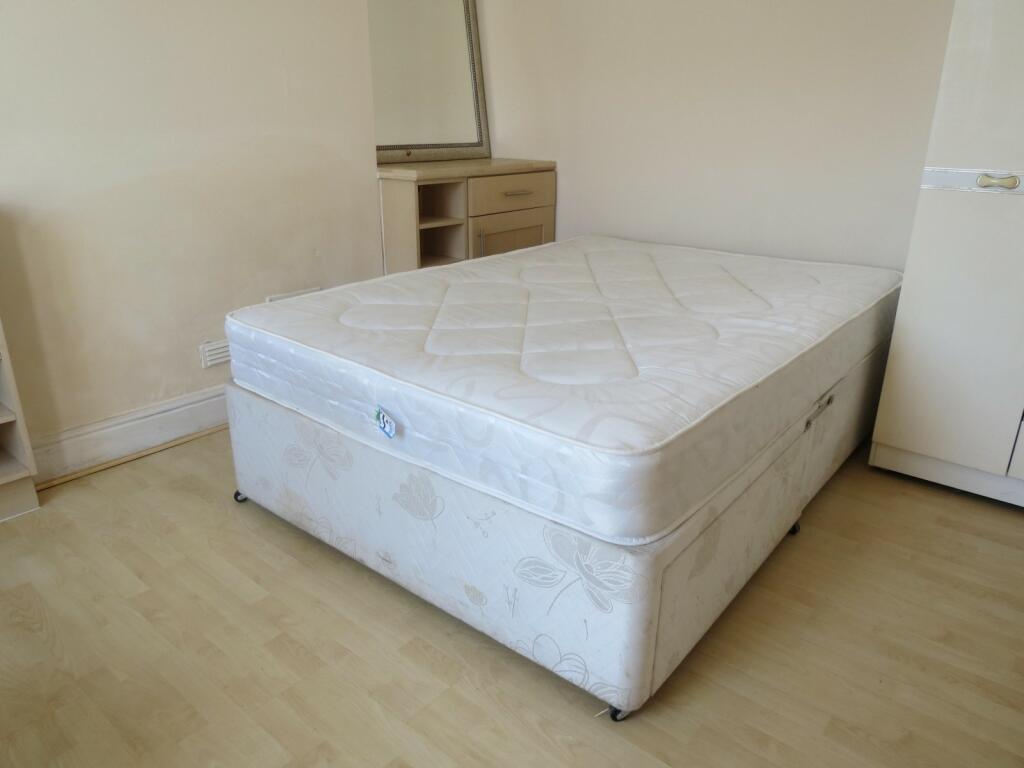 Additional image 4 of 6 bedroom Detached House in Winton