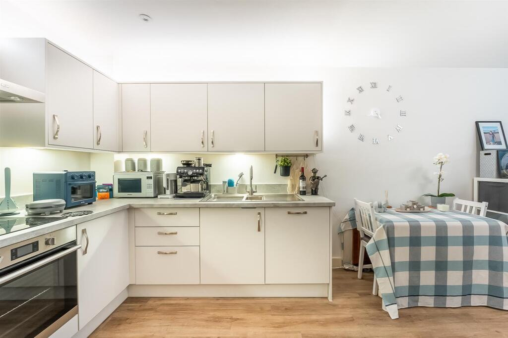 Additional image 5 of Promenade House, Beach Road - SEAFRONT LOCATION