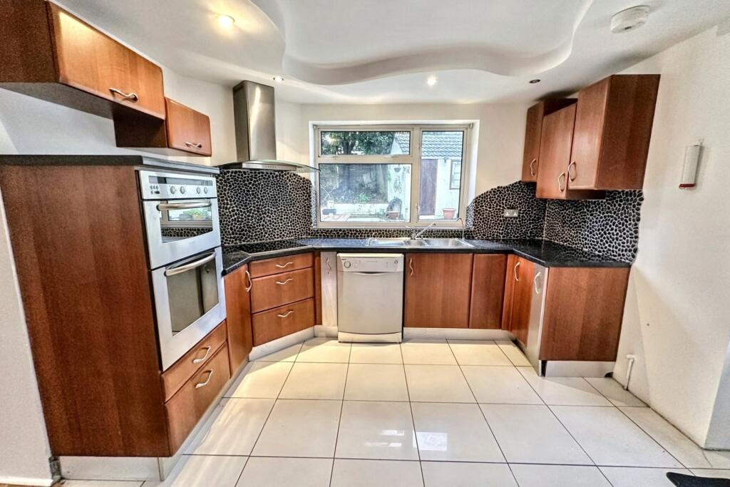 Additional image 4 of Kinson