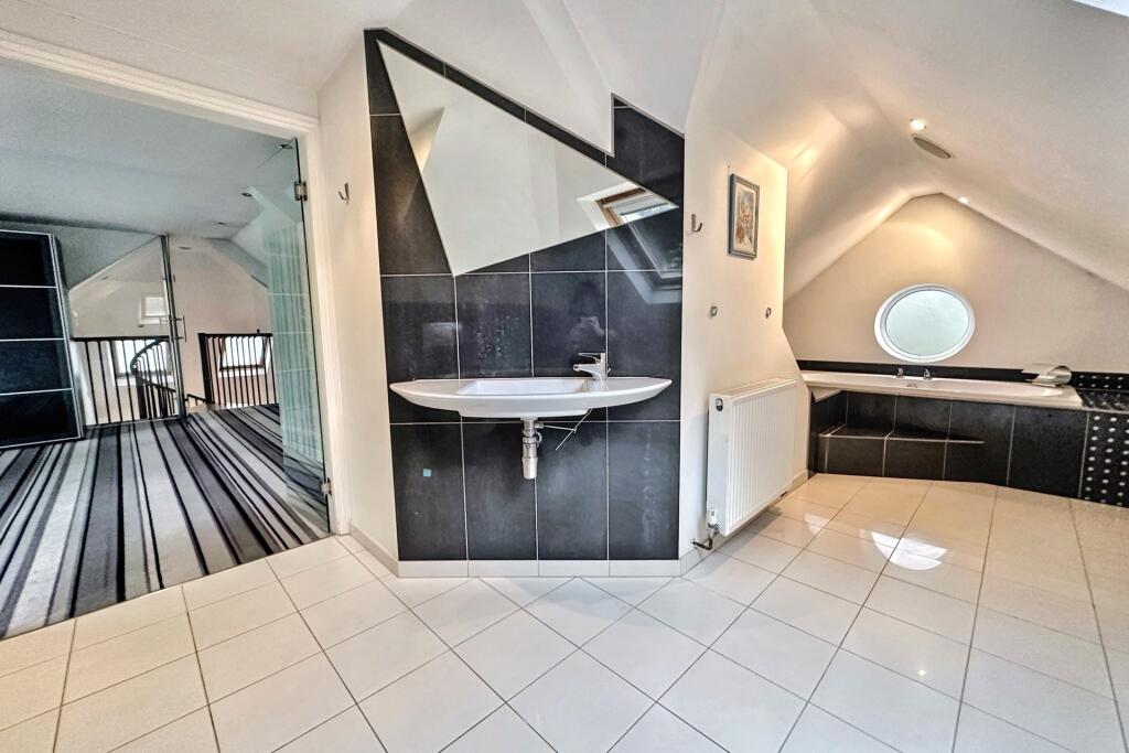 Additional image 9 of Kinson